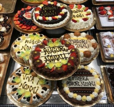 Festa dei nonni: In Lombardia grandi vendite di torte e dolci a tema (+15%), ad acquistarli soprattutto nipoti under25